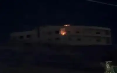 حادث مروع يلصق رجلا بين مركبتين