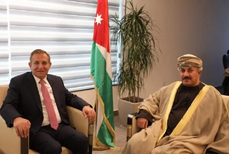 وزير الزراعة يستقبل السفير العماني لدى