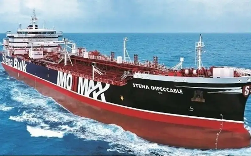 إصابة ناقلة أميركية في ميناء البحرين