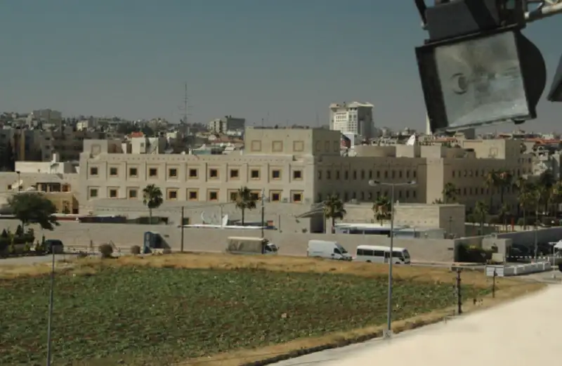 واشنطن تأمر بإجلاء موظفي سفارتها غير