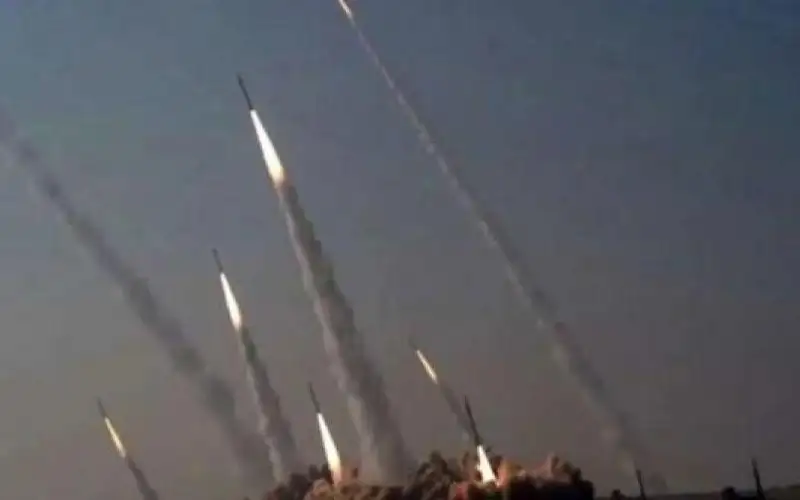 إيران تهدد بضرب كل المراكز الاقتصادية