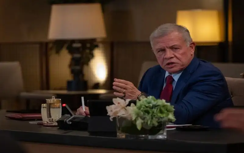 الملك يؤكد لرئيس أوزبكستان ضرورة وقف