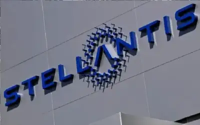 رجل يزحف على الأرض ليصل إلى