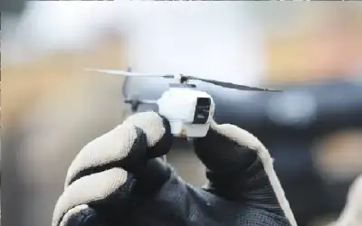 رجل يزحف على الأرض ليصل إلى