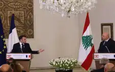 عون يطstrongلبstrong من ماكرون التدخل لعدم