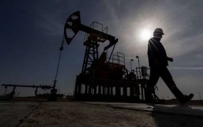 انخفاض أسعار النفط مع احتمال تدخل