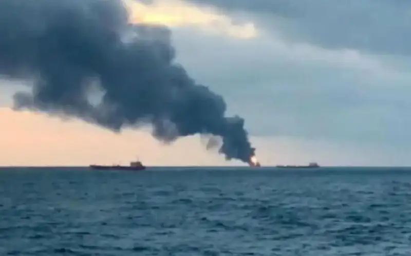 بمسيرات انتحارية.. الحرس الثوري يضرب ناقلة