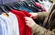 إقبال ضstrongعيstrongف على شراء ألبسة العيد