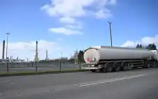 طائرات مسيرة تصيب خزانات وقود في