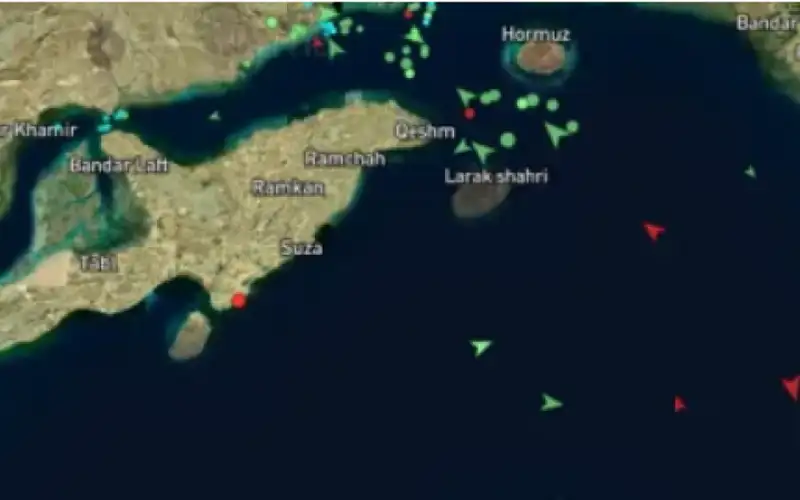 استهداف سفن تجارية قرب مضيق هرمز