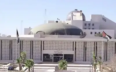 الطراونة يلغي قرار نقل الموظفين