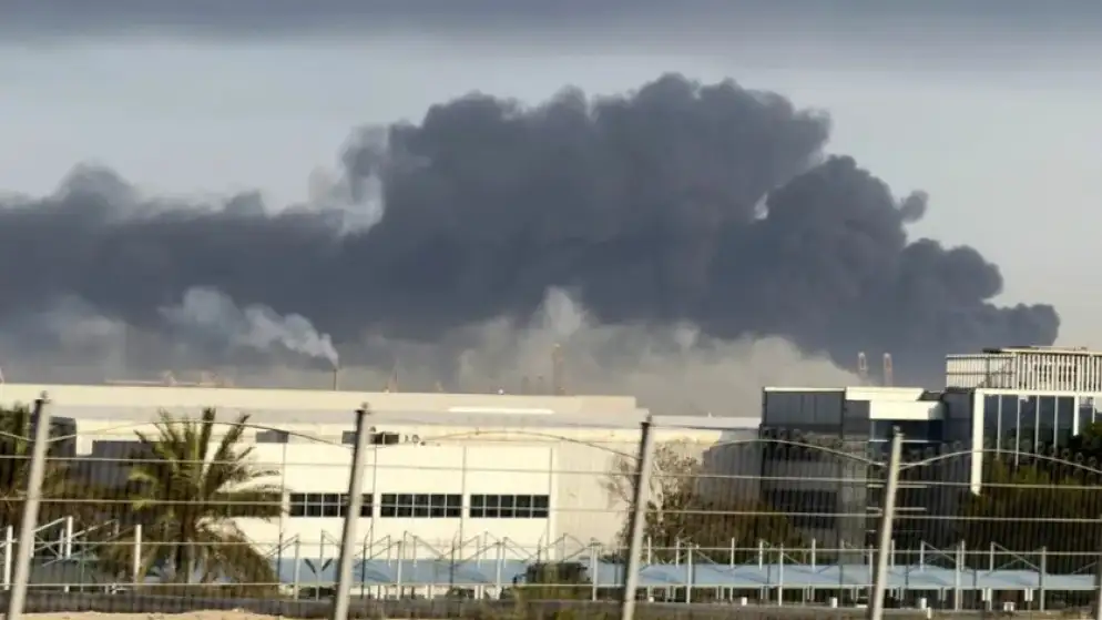 مقذوف يصيب سفينة حاويات قبالة جبل