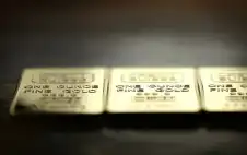 الذهب يتراجع مع ارتفاع الدولار وتجدد