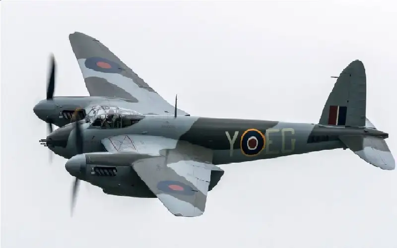 موسكيتو… الطائرة الخشبية العجيبة التي أرعبت