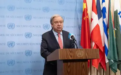 طائرة مسيرة تستهدف مركبة بثلاثة صواريخ