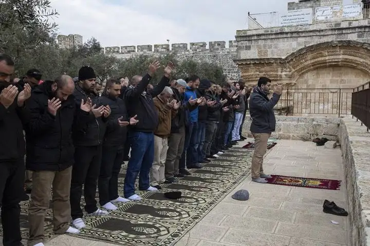 المقدسيون يؤدون صلاة الجمعة الأخيرة من