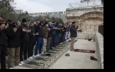 المقدسيون يؤدون صلاة الجمعة الأخيرة من