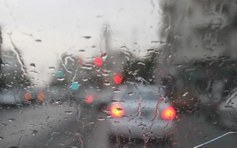 زخات مطرية متفاوتة الشدة في عدة