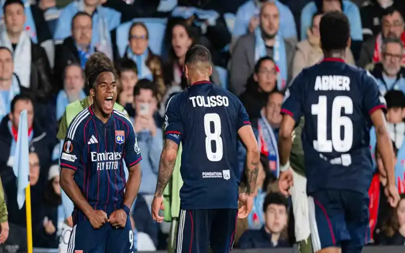 يتجاهلون عزيمته القوية .. أسطورة فرنسا