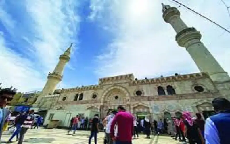 إقبال كبير على المسجد الحسيني في