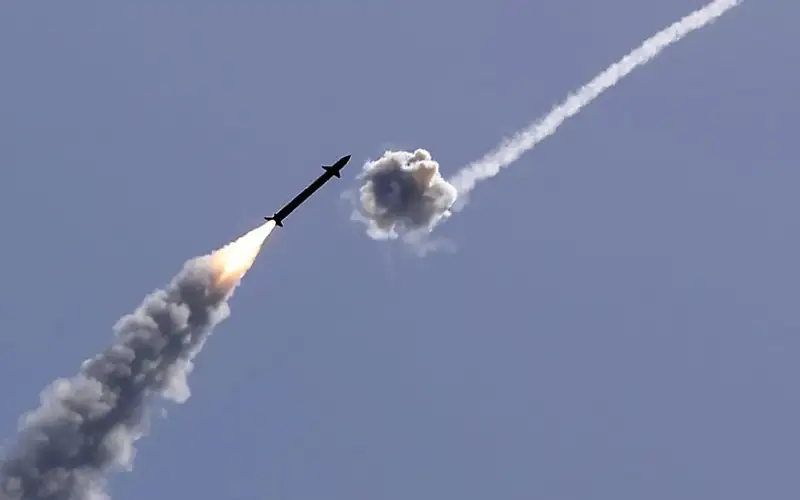 سقوط شظايا صاروخ على منزل نائب