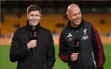 ستيفن جيرارد يجلس بجانب الهاتف في