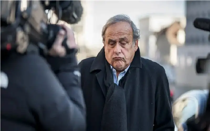 بلاتيني يصف الأندية الإنجليزية بـأسود في