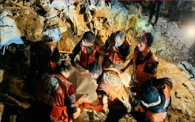 3 شهداء بانهيار مبنى متضرر في