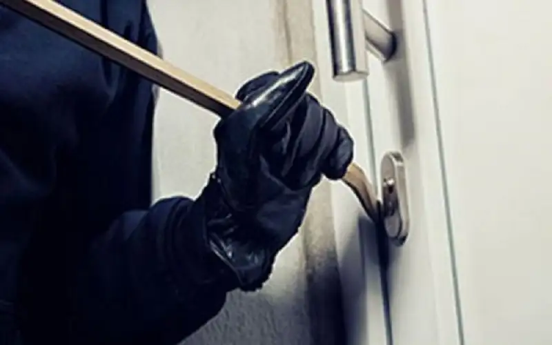 سرقة 4 آلاف دينار ومصاغ ذهبي