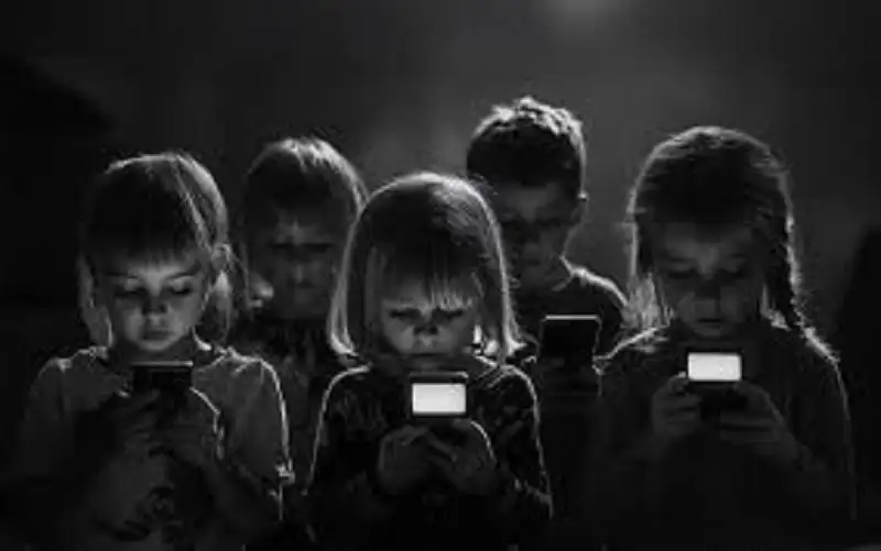 استخدام الأطفال لوسائل التواصل يرتبط بمخاطر