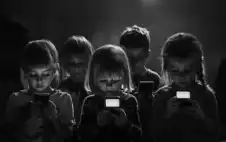 استخدام الأطفال لوسائل التواصل يرتبط بمخاطر