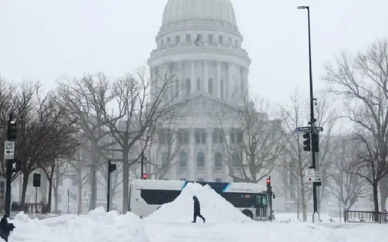 أمريكا: العواصف تجمد حركة أكثر من