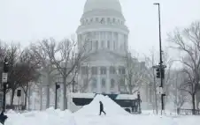 أمريكا: العواصف تجمد حركة أكثر من