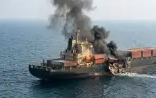 إصابة ناقلة نفط بـمقذوف مجهول قرب