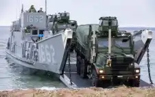 سفينة إنزال أميركية تقل آلاف المارينز