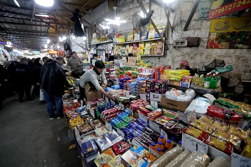 صرف الرواتب ينعش قطاع المواد الغذائية