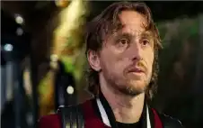 سترة فارسيتي تعكس هوية ميلان بتوقيع