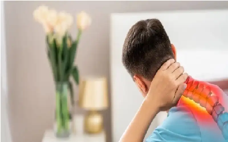 من ألم الرقبة لتنميل الأصابع.. علامات