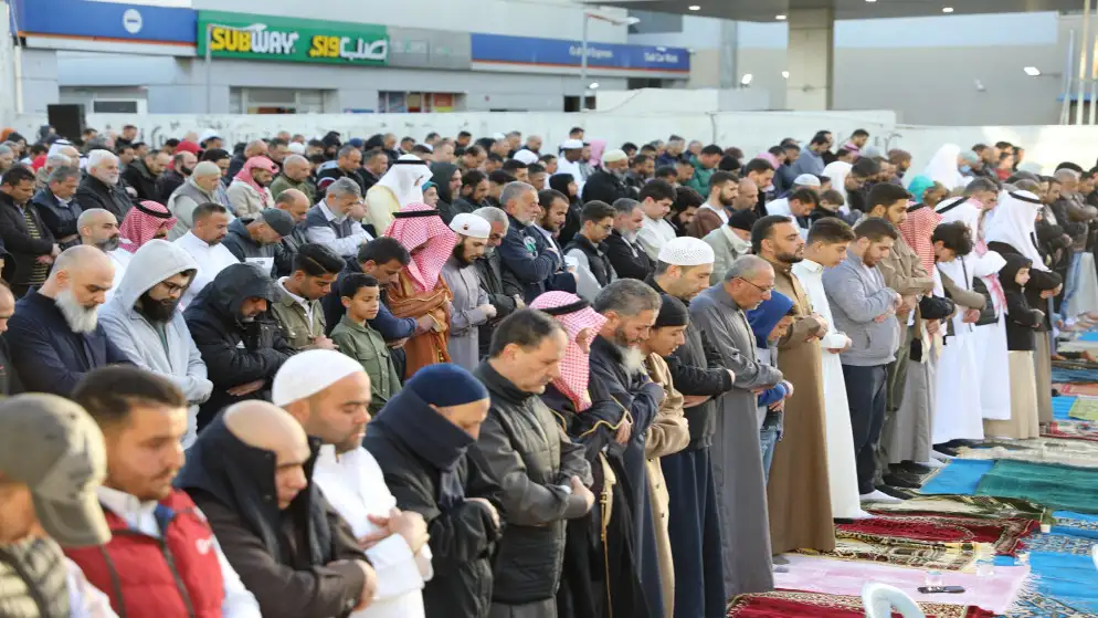 صحيفة نيسان ـ الأردنيون يؤدون صلاة عيد الفطر في