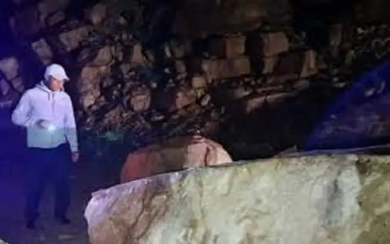 التعامل مع انهيار صخري على طريق