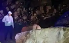 التعامل مع انهيار صخري على طريق