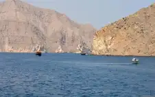 إيران تهدد بزرع ألغام ووقف الملاحة