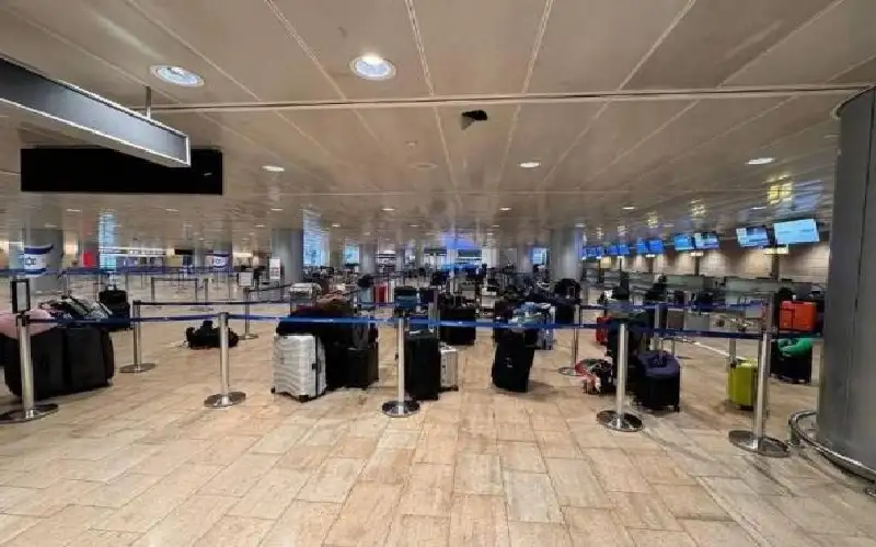 إجلاء جميع الركاب في مطار بن