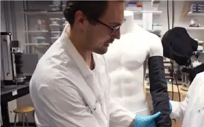 امرأة نيسان ـ جهاز بحجم هاتف ذكي يقدم علاجا