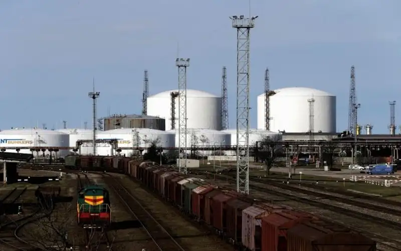 النفط يهبط بأكثر من 13% بعد