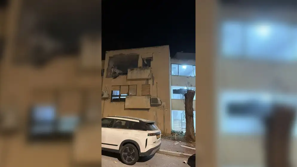 إصابة مباشرة لمبنى شمالي إسرائيل بصاروخ