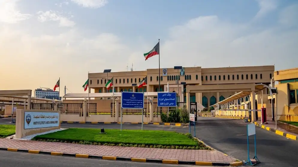 خروج 7 خطوط هوائية لنقل الطاقة