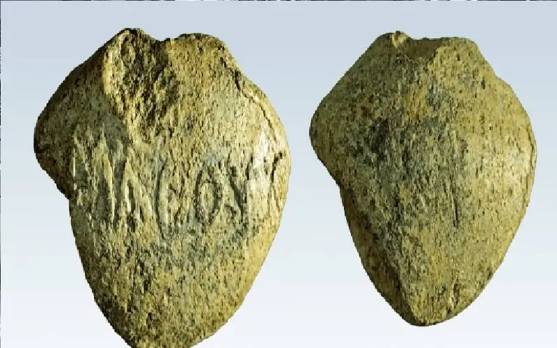 قذيفة مقلاع من 2100 عام نقش