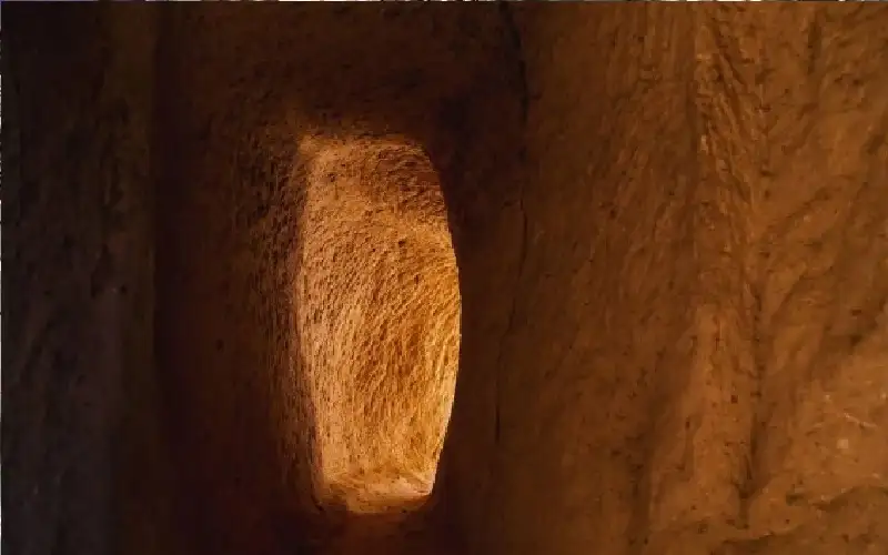 لغز يخرج من باطن الأرض.. نفق