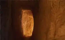 لغز يخرج من باطن الأرض.. نفق